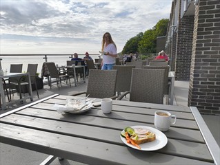 "Frokost" auf der Terrasse