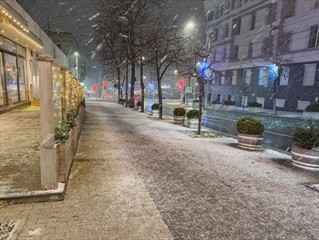 Essen beim Georgier. Dann auf der Strasse ein wildes Schneechaos