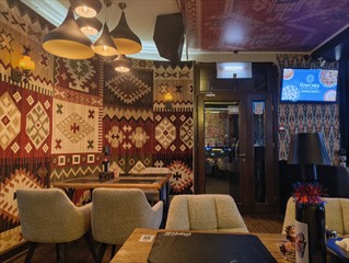 Ich schleppe Anette in ein Usbekisches Restaurant was gar keines ist