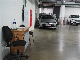 ... zwischen Schreibtisch und Schrotthaufen findet man für uns einen Platz