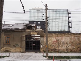 Modern und Geld neben rott und aussenvor