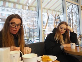 Verzweifelt hauen hier uns, im nächstbesten Kaffee, die Latte um die Ohren