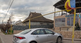 Kaffee bei Casper. BTW: Die gelben Rohre sind die Gasleitung die sich hier von Garten zu Garten zieht