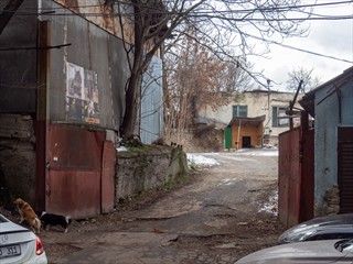 Das wohl sowas wie eine Hunde-Garage. Positiv, das es hier auch sowas gibt