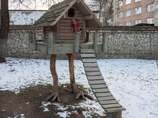 Ah ne, die Hütte der Hexe Baba Jaga. Das soll wohl die Verbindung zu Mussorgsky herstellen