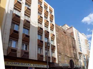 "Modernes" neben einer Potemkinschen Fassade